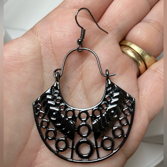 E177 ❤️ Indigenous Idol – Black Gunmetal – Earrings - Picture 5 of 8